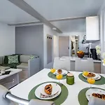 Floating House - Aria Pula
