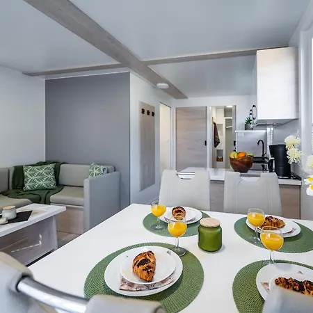 Floating House - Aria Pula