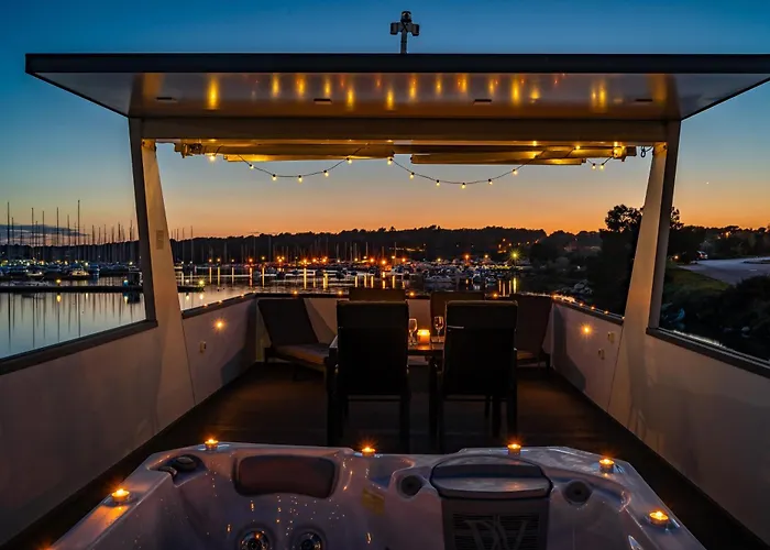 Floating House - Aria * Pula