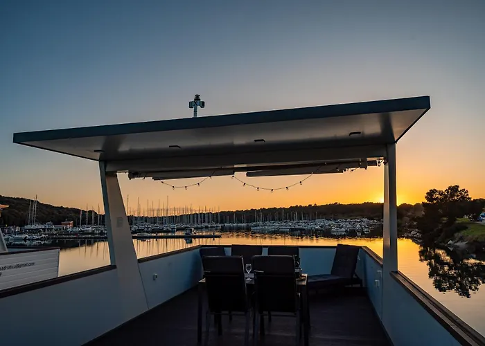 Floating House - Aria