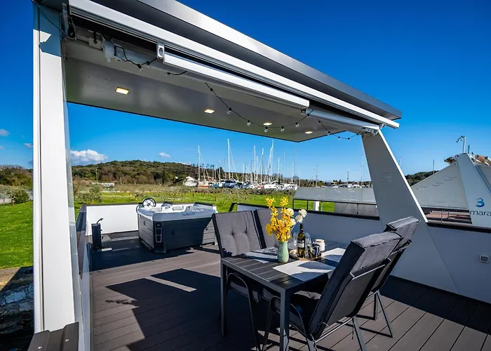 Floating House - Aria Pula