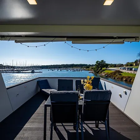 Апартаменты Floating House - Aria Пула