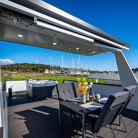 Floating House - Aria Пула